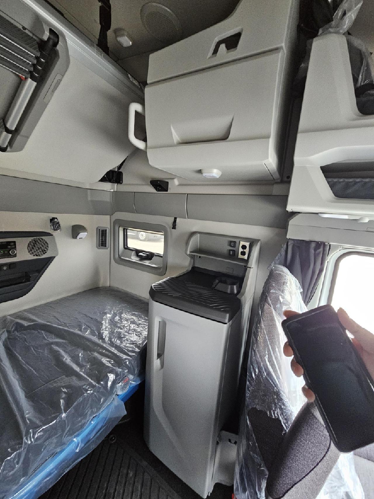 2026 Volvo VNL 860 - image 11