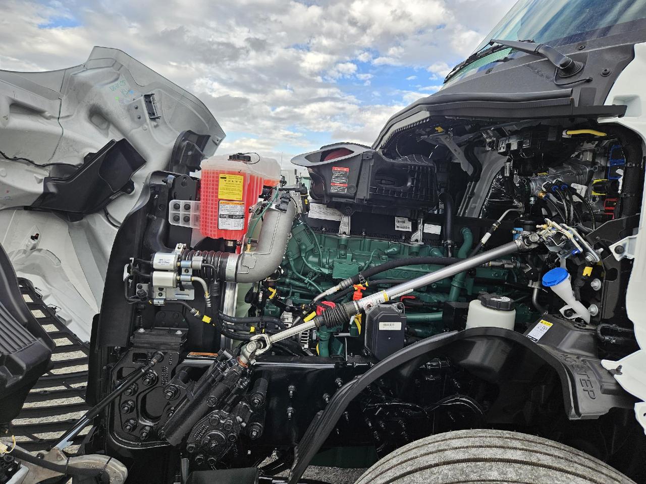 2026 Volvo VNL 860 - image 12