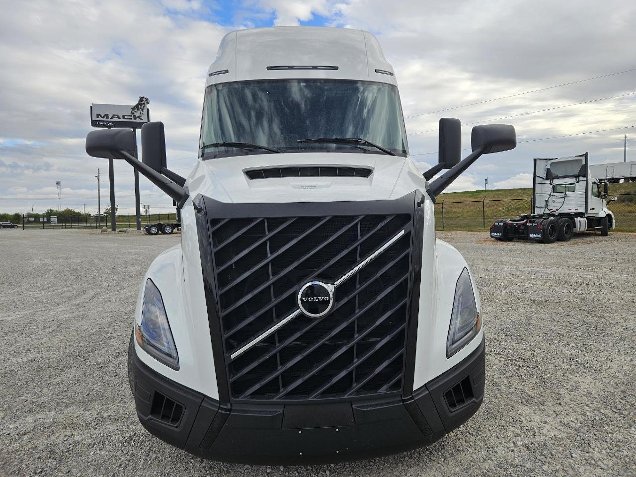 2026 Volvo VNL 860 - image 2
