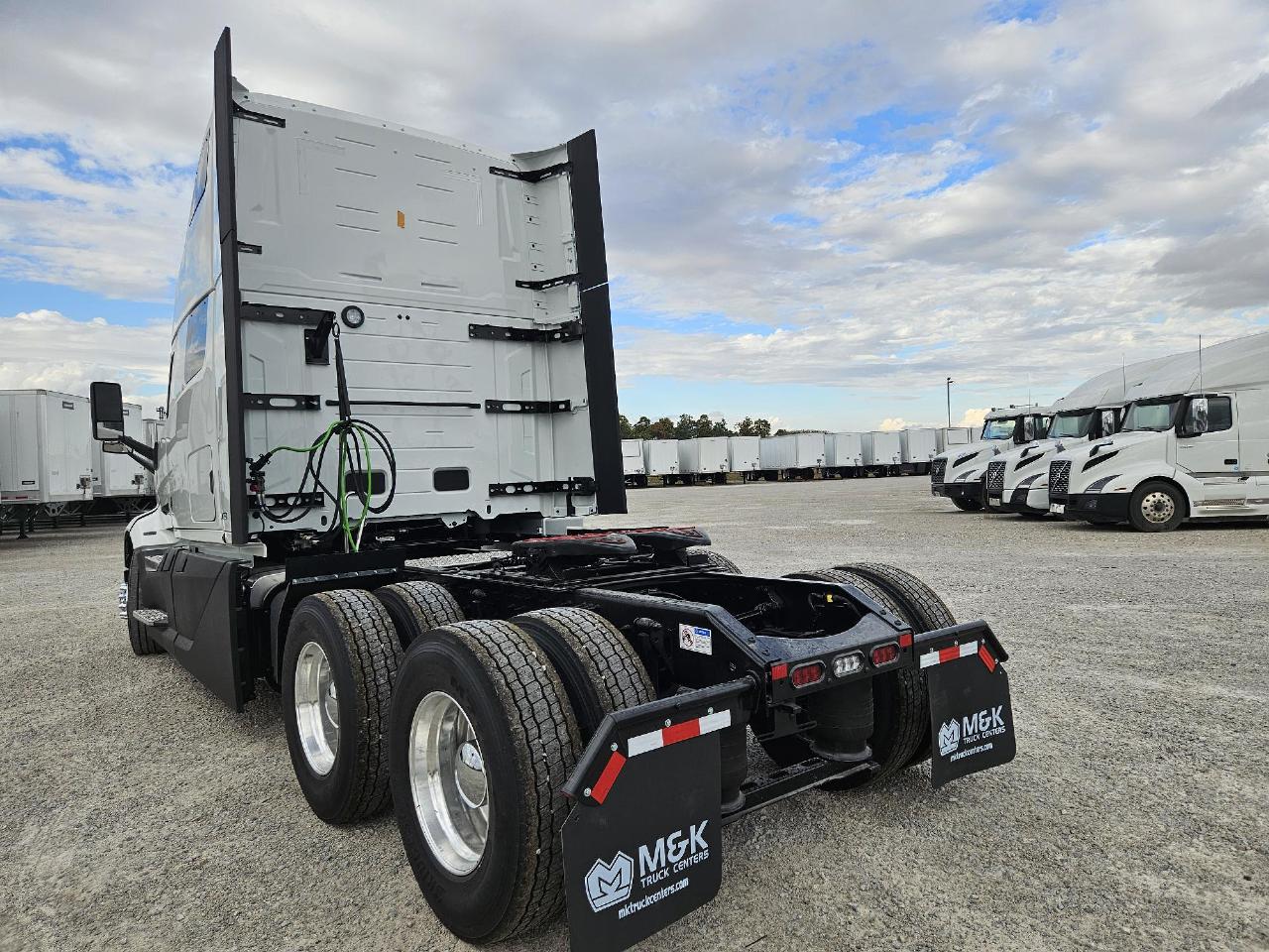 2026 Volvo VNL 860 - image 4