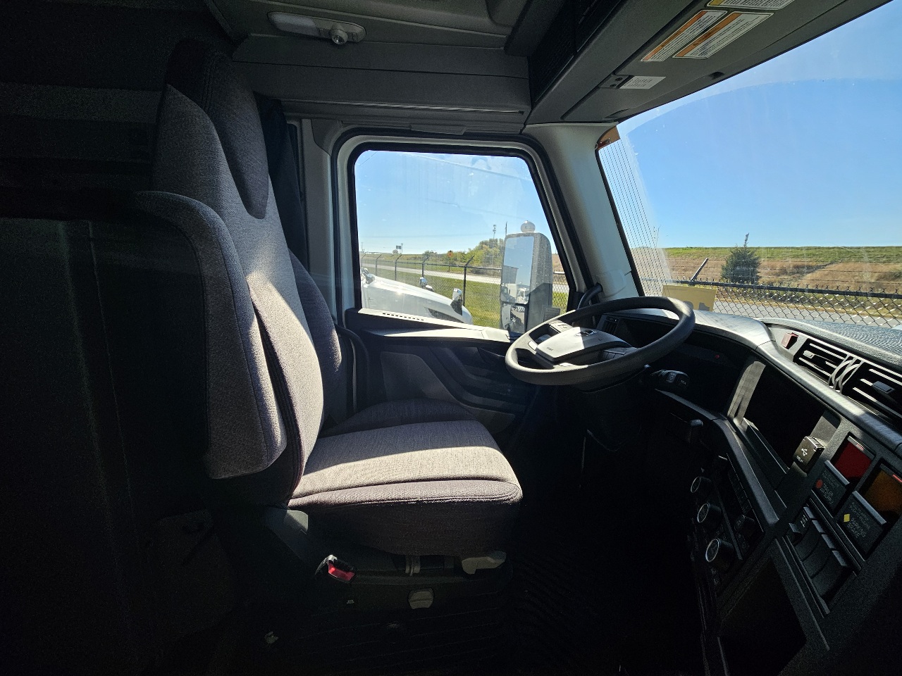 2026 Volvo VNL 860 - image 16