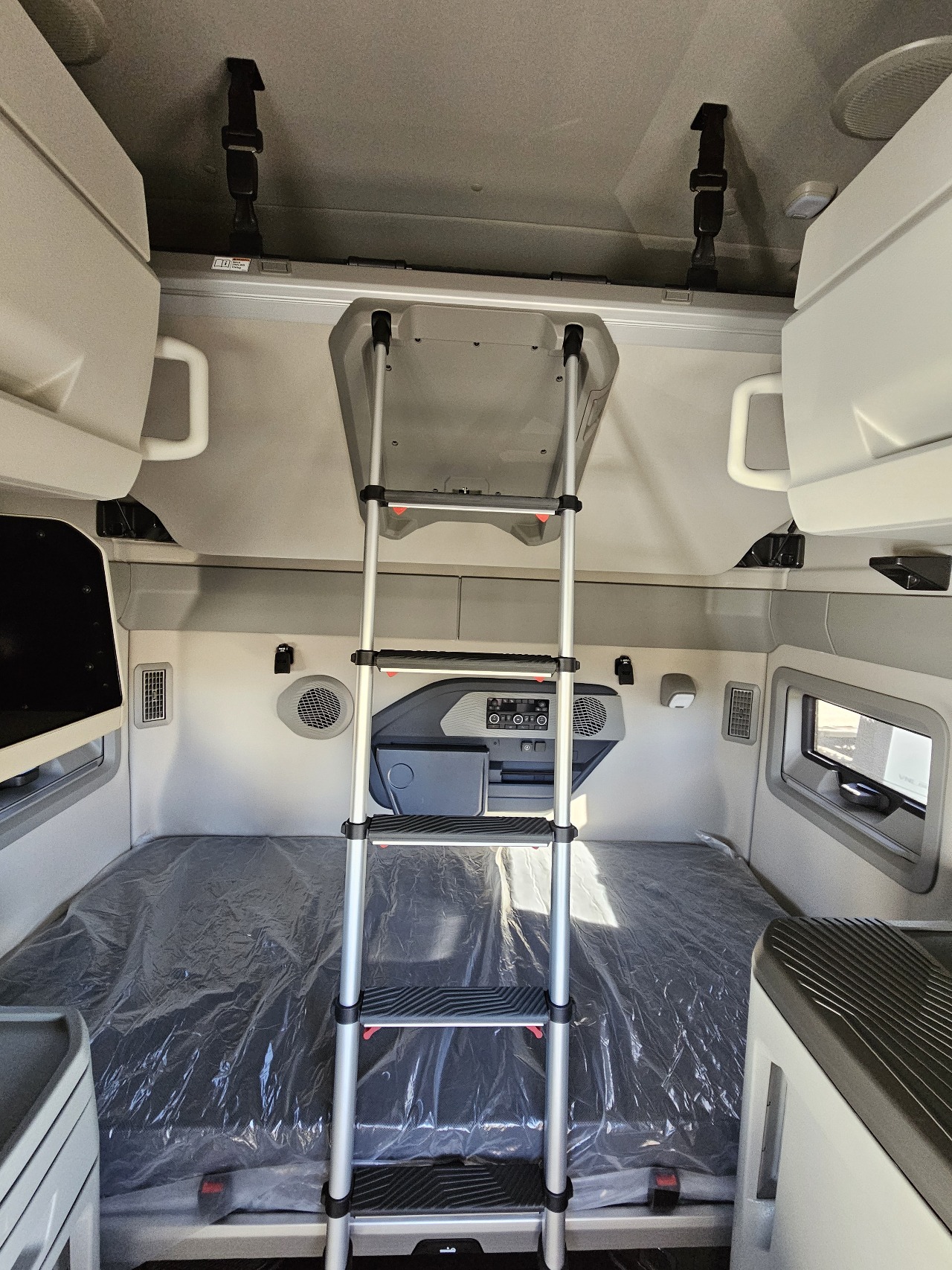 2026 Volvo VNL 860 - image 17