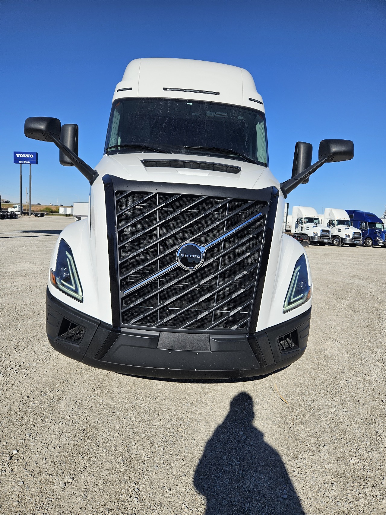 2026 Volvo VNL 860 - image 2