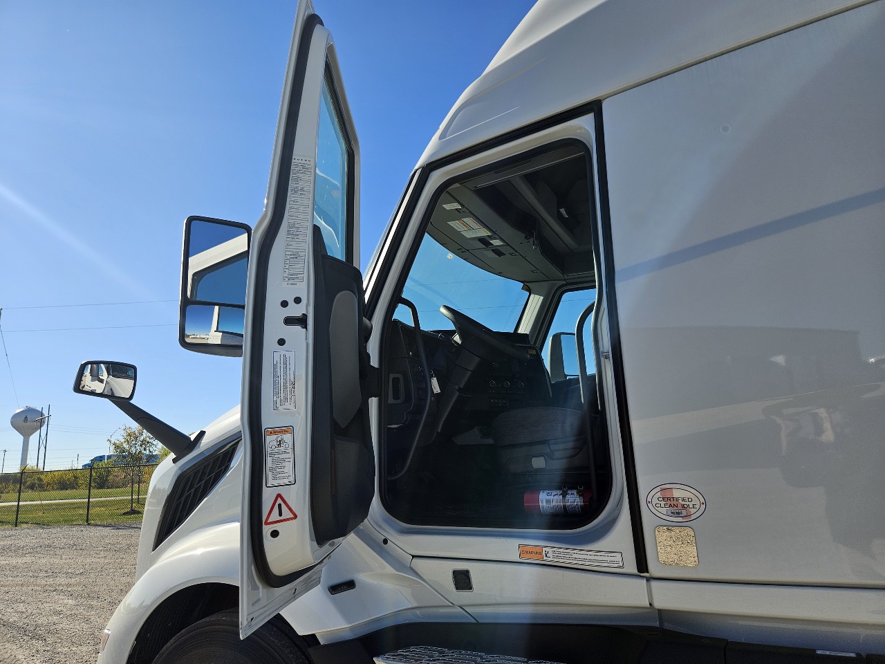 2026 Volvo VNL 860 - image 7