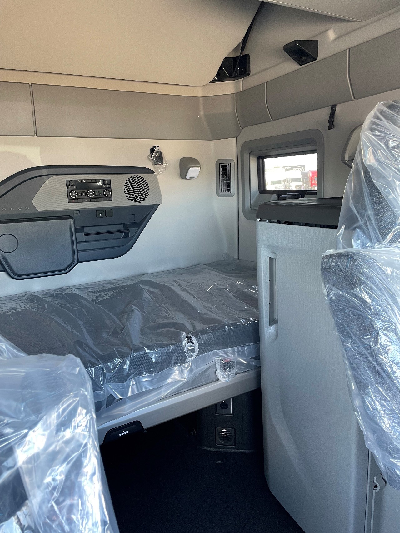 2026 Volvo - image 7