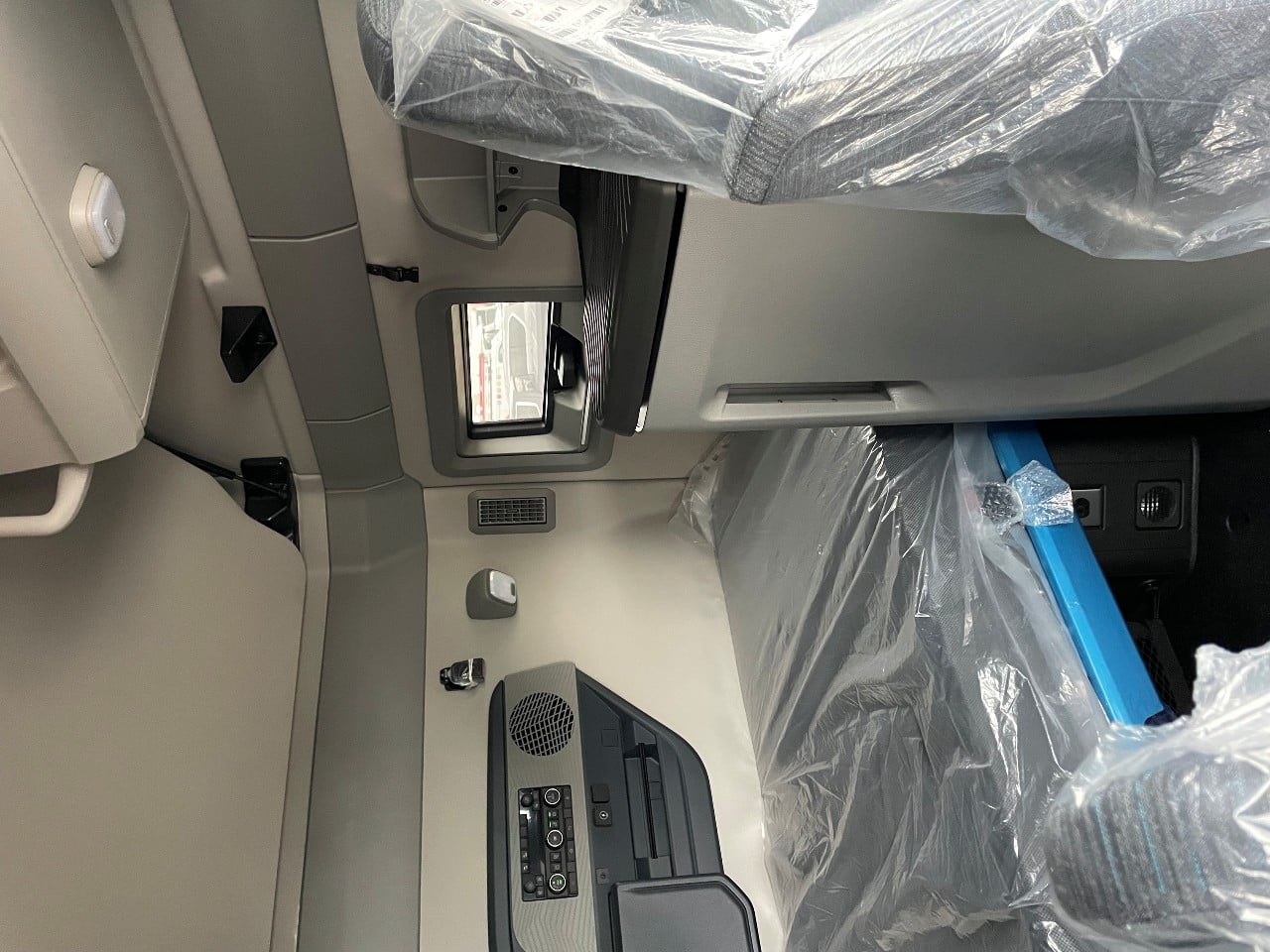 2026 Volvo - image 7