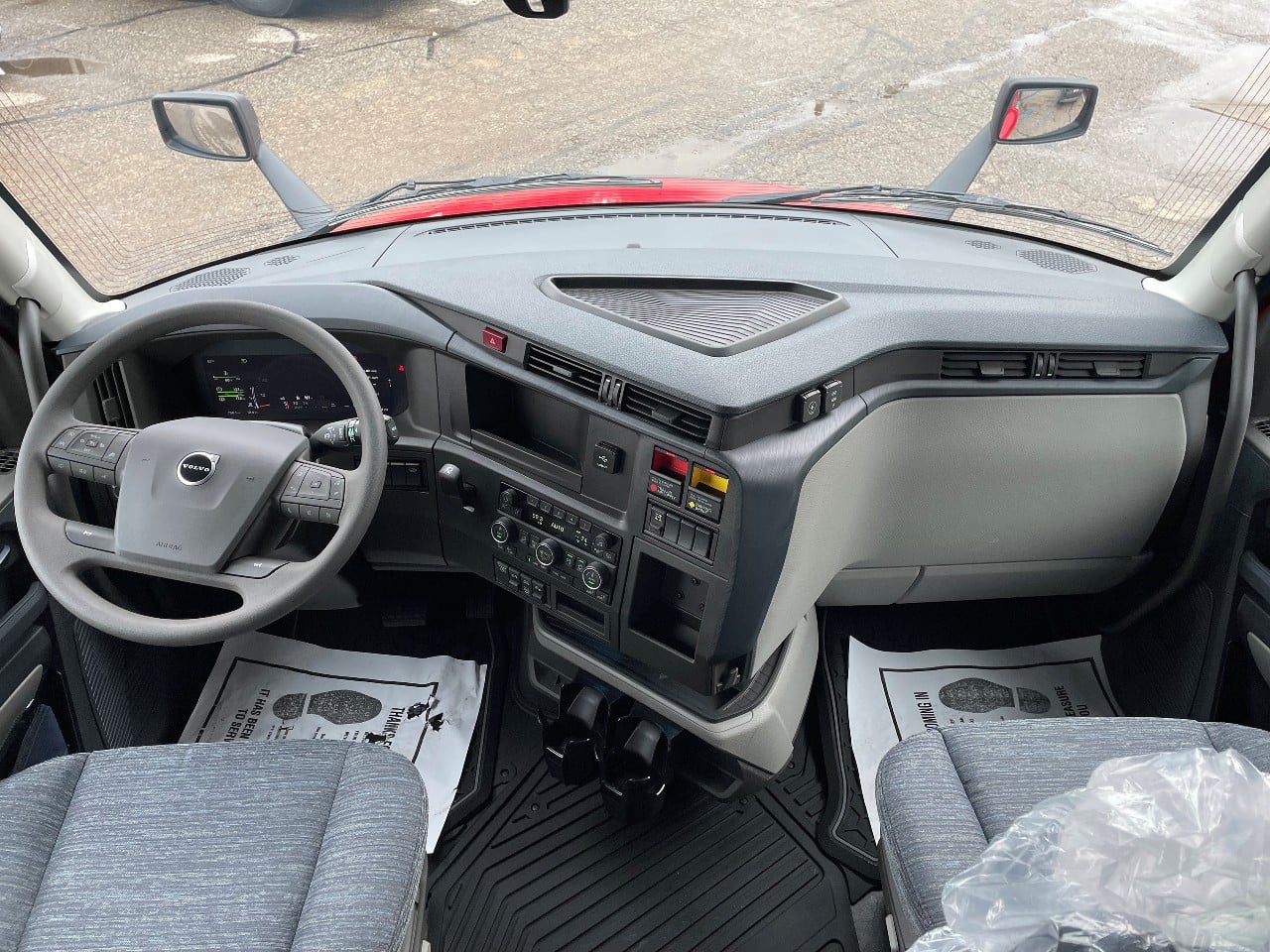 2026 Volvo - image 8