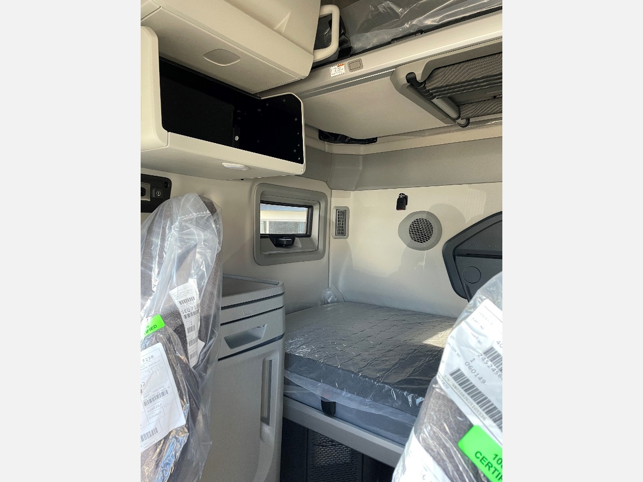 2026 Volvo - image 5