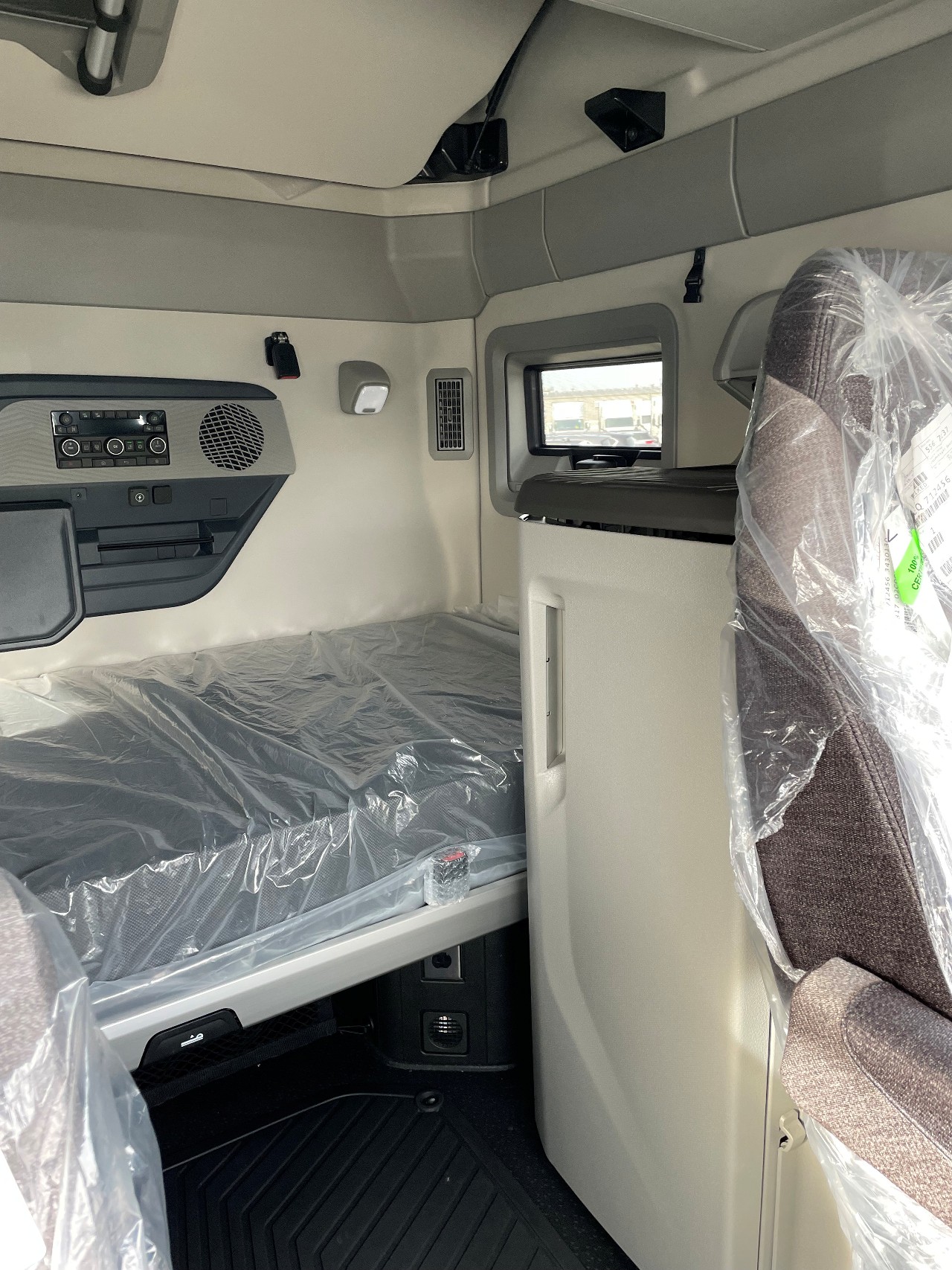 2026 Volvo - image 7