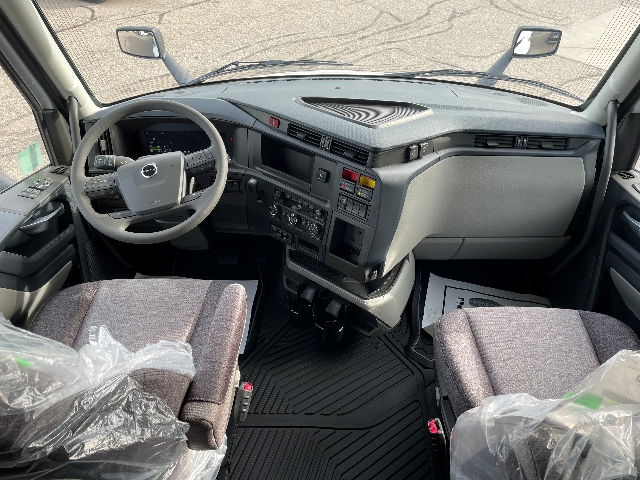 2026 Volvo - image 8