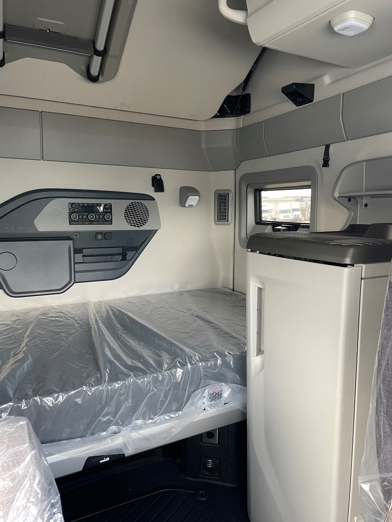 2026 Volvo - image 7