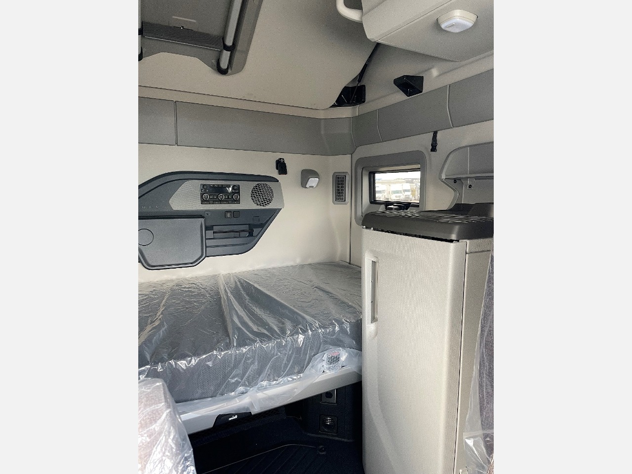 2026 Volvo - image 7