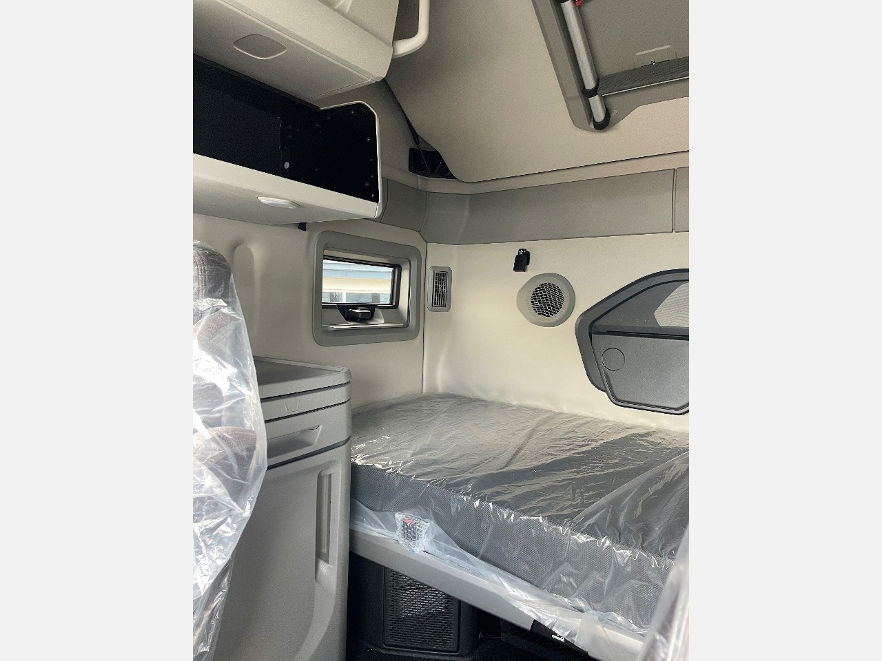 2026 Volvo - image 5