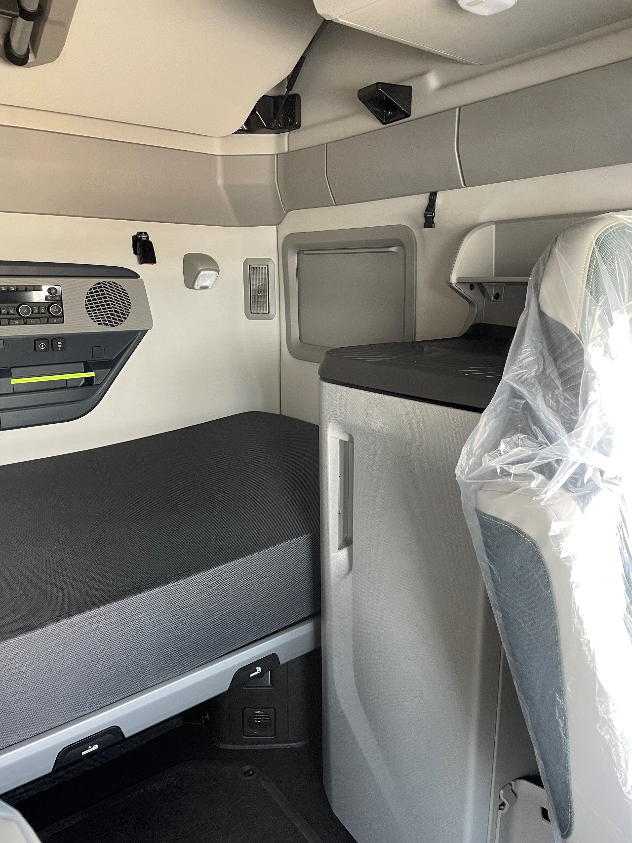 2026 Volvo - image 7