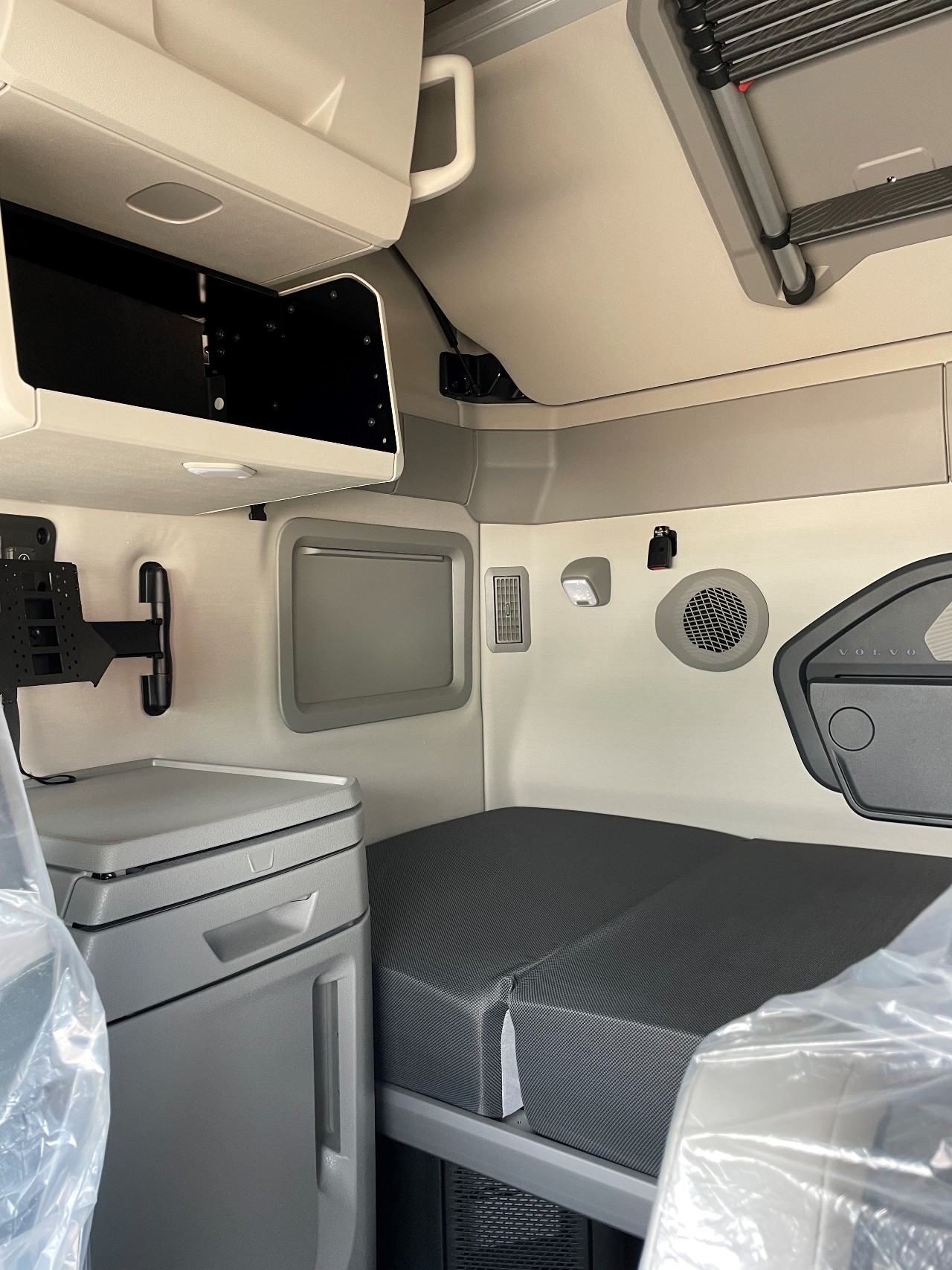 2026 Volvo - image 5