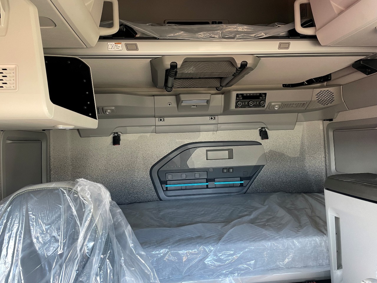 2026 Volvo - image 7