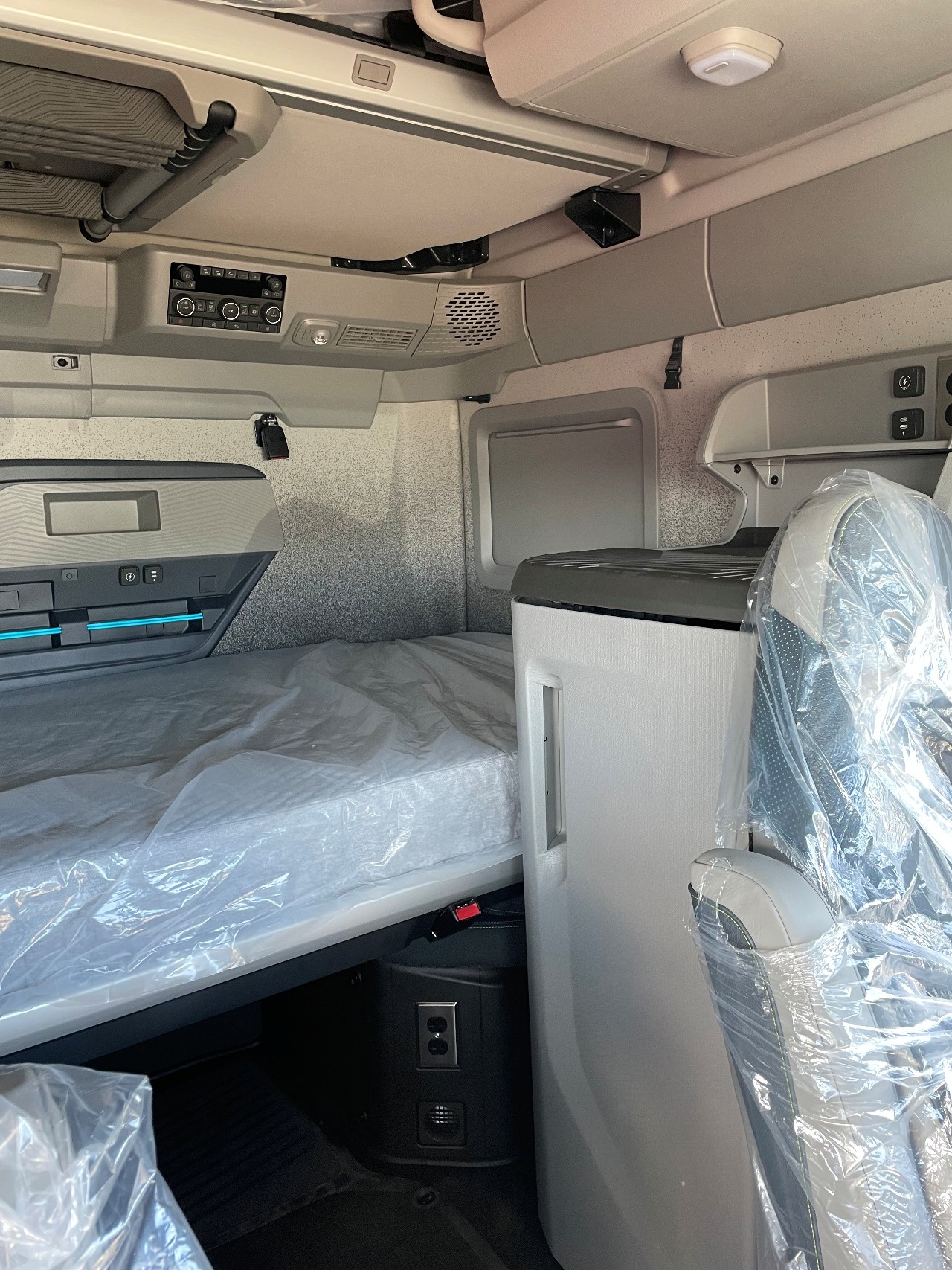 2026 Volvo - image 8