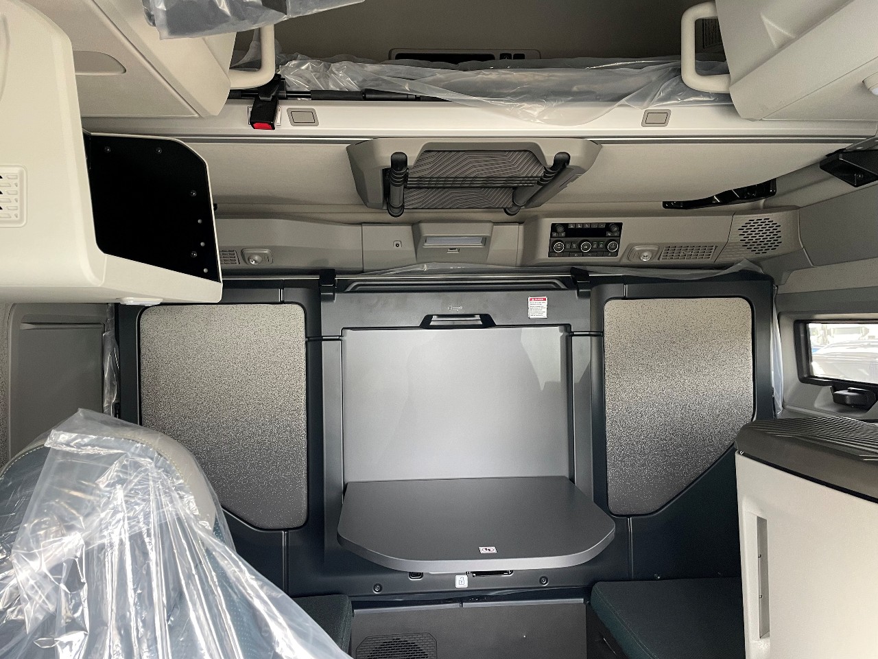 2026 Volvo - image 6