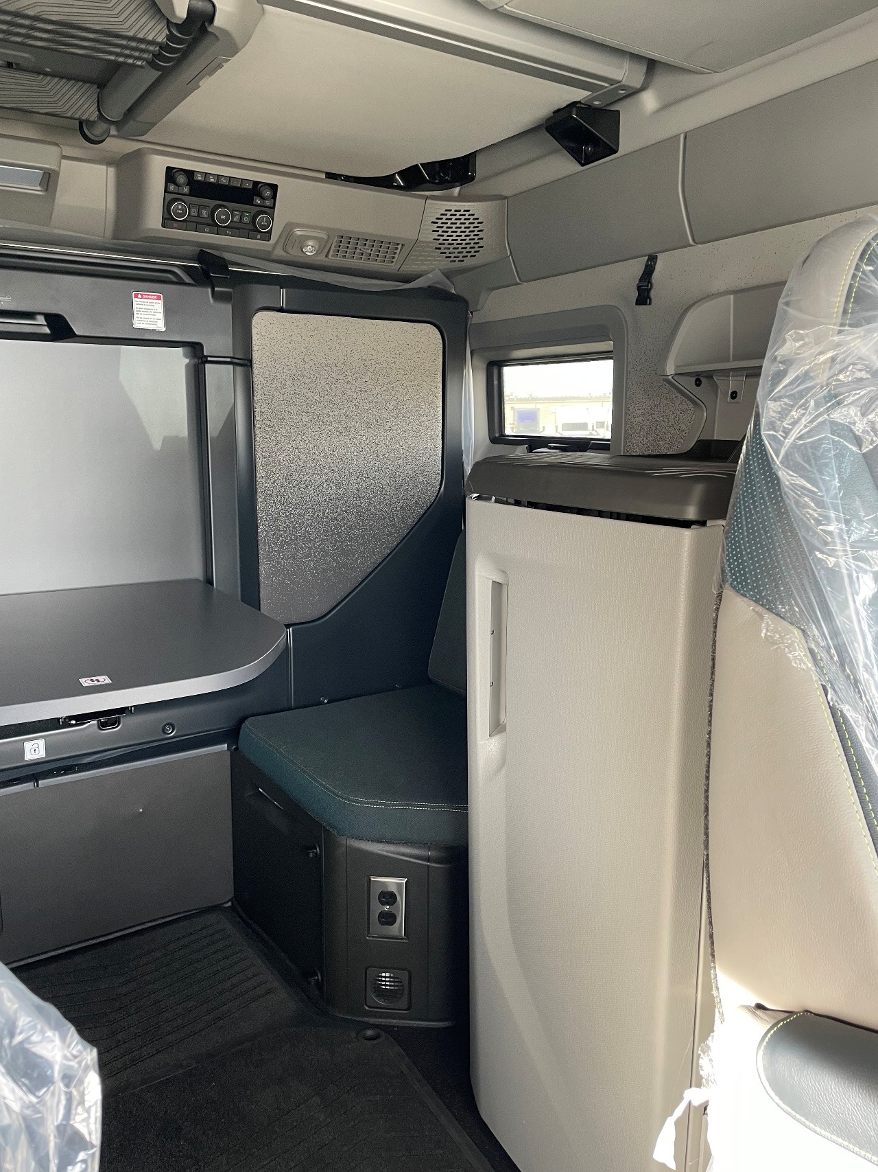 2026 Volvo - image 7