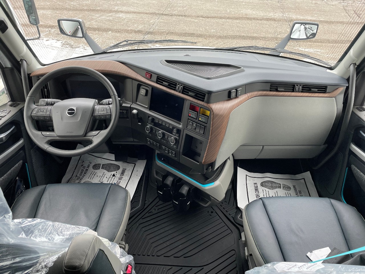 2026 Volvo - image 9