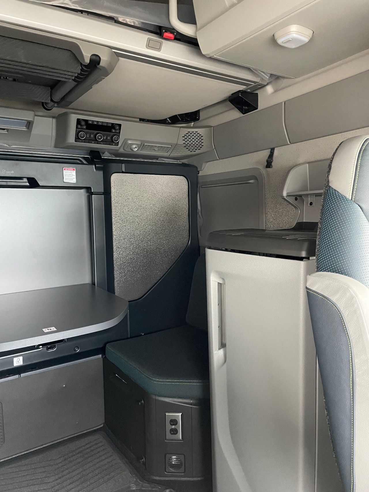 2026 Volvo - image 7