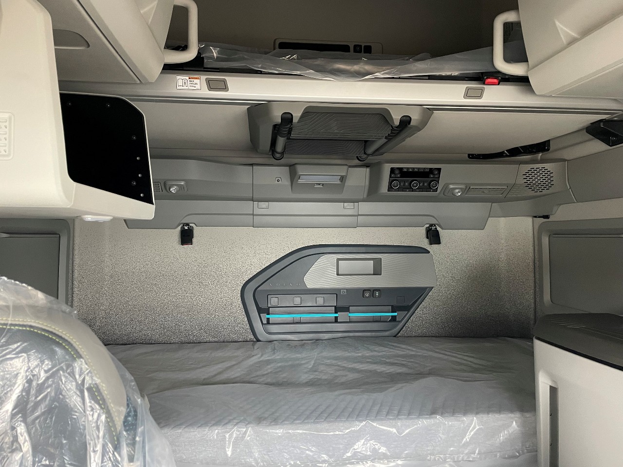 2026 Volvo - image 8