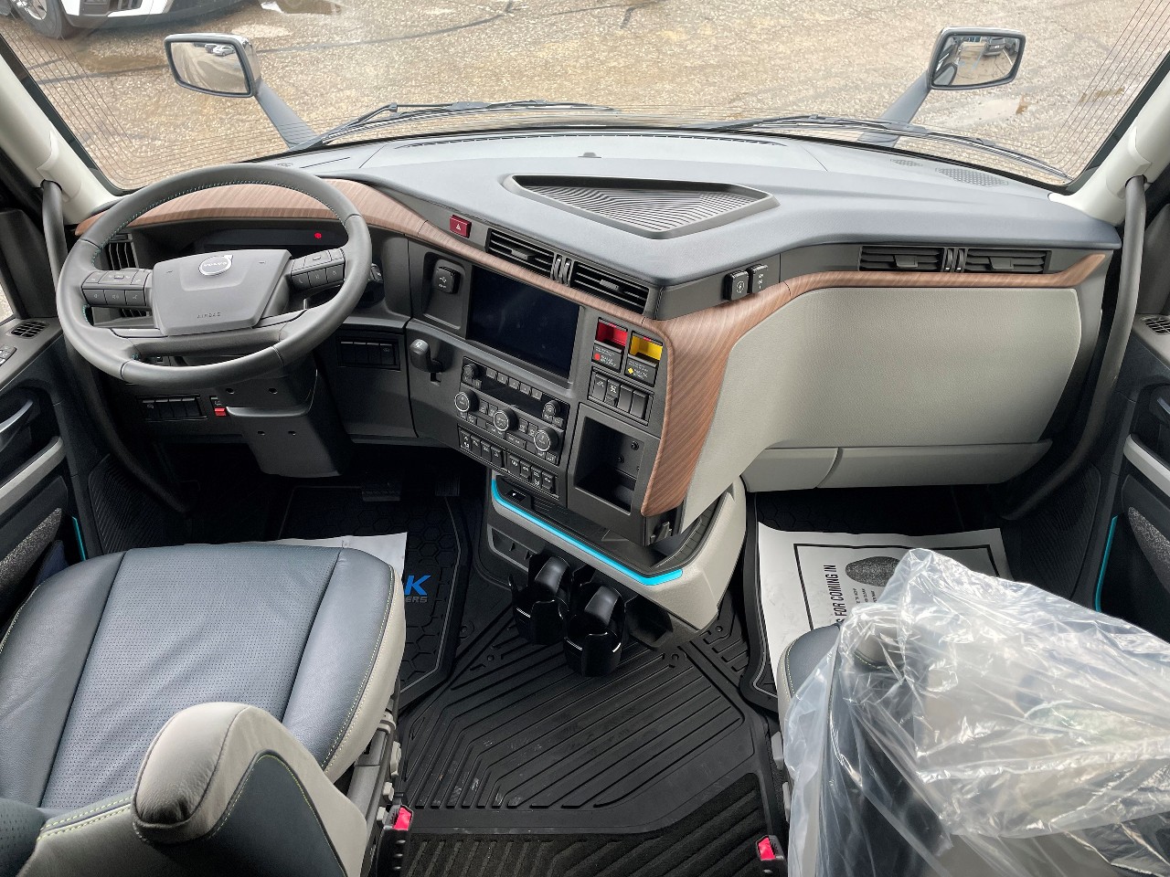 2026 Volvo - image 9