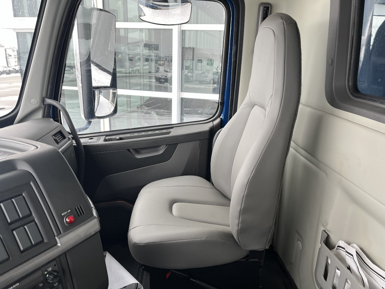 2026 Volvo - image 12