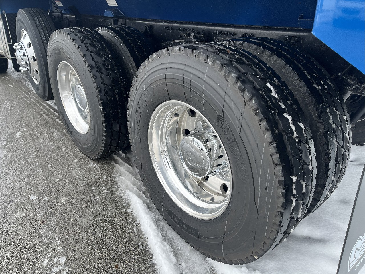 2026 Volvo - image 7