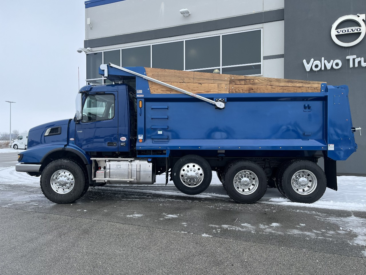 2026 Volvo - image 8