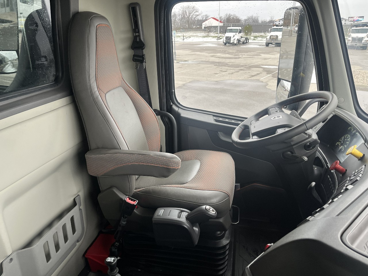 2026 Volvo - image 12