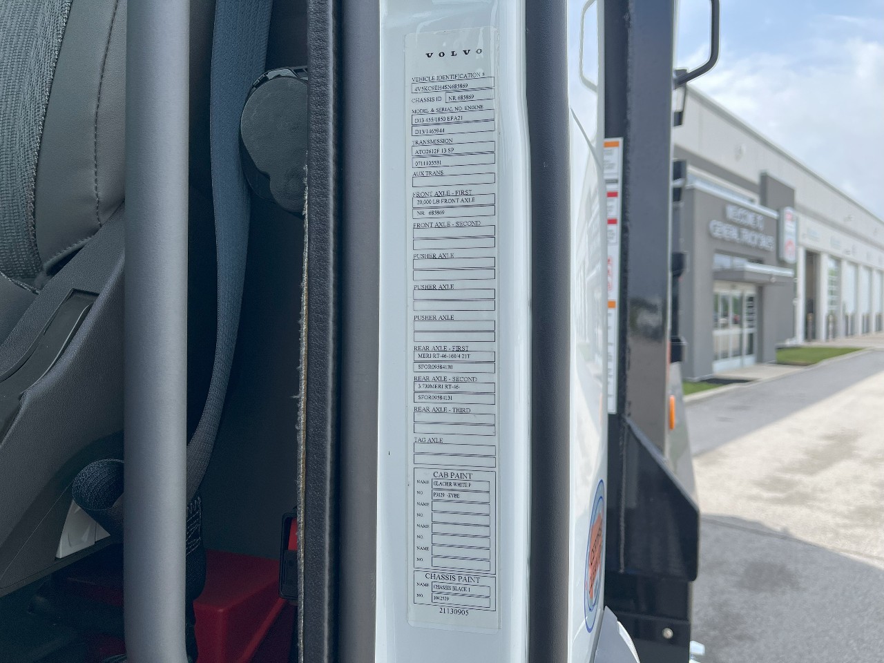 2025 Volvo - image 10