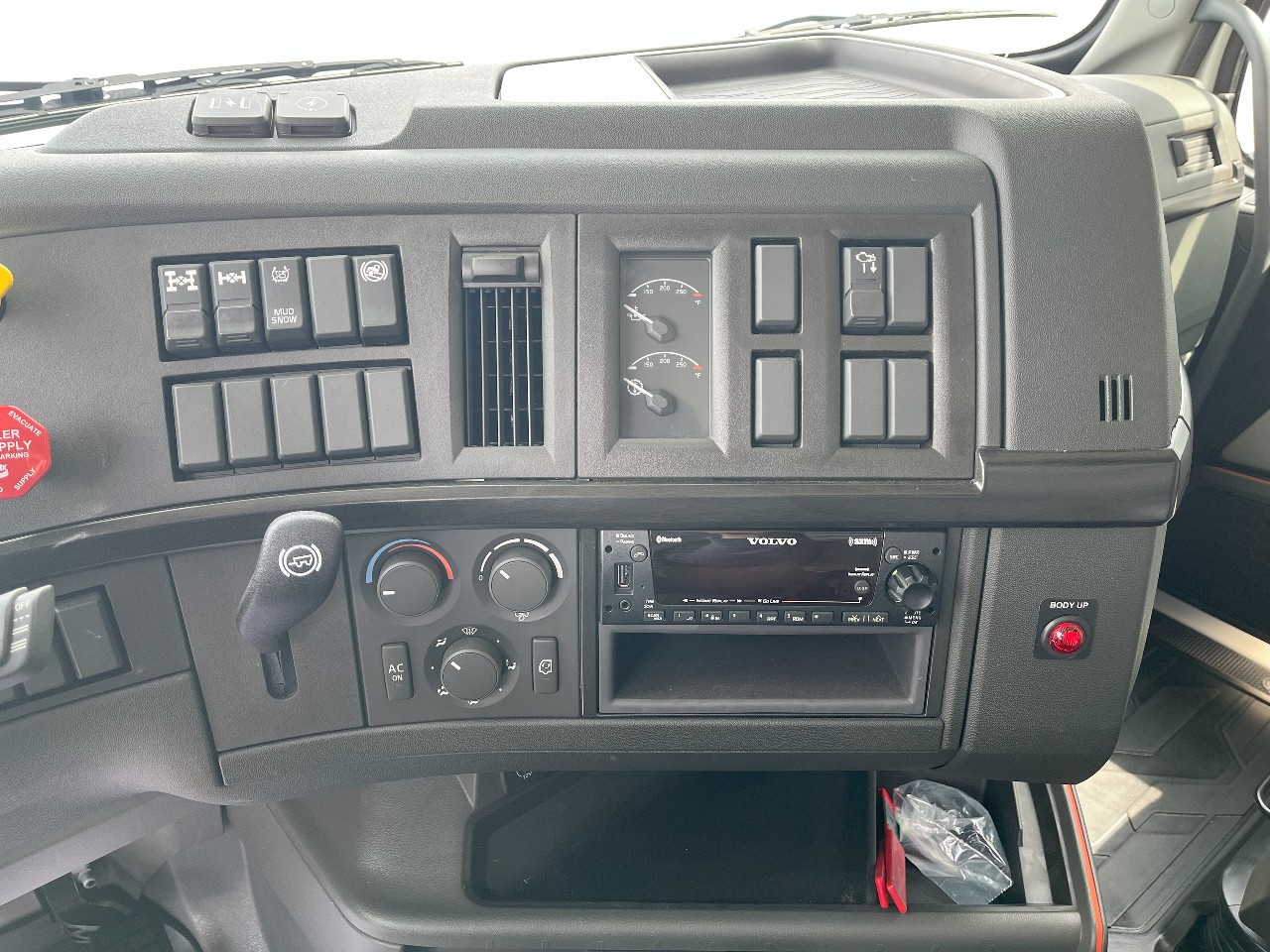 2025 Volvo - image 12