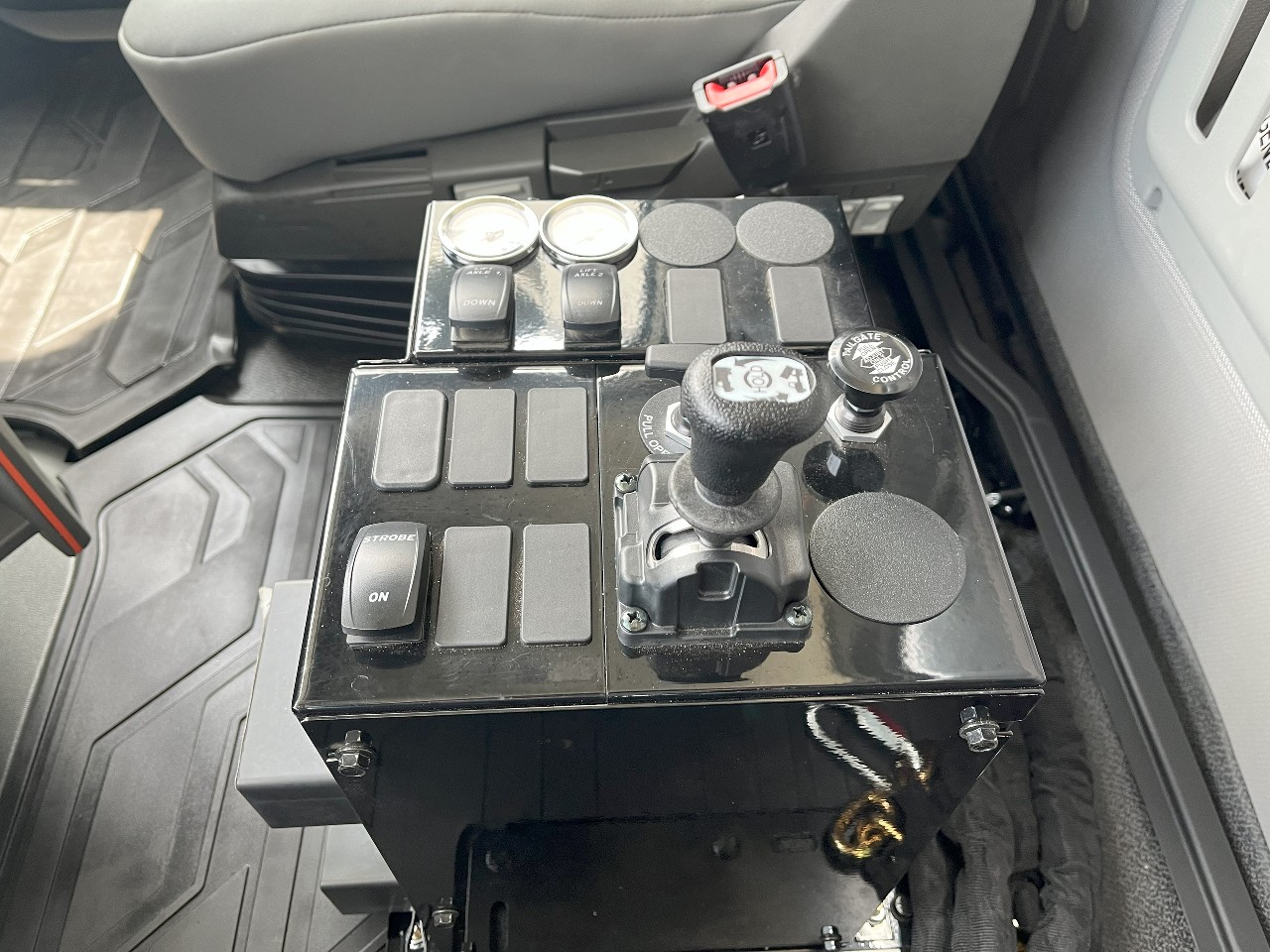 2025 Volvo - image 13