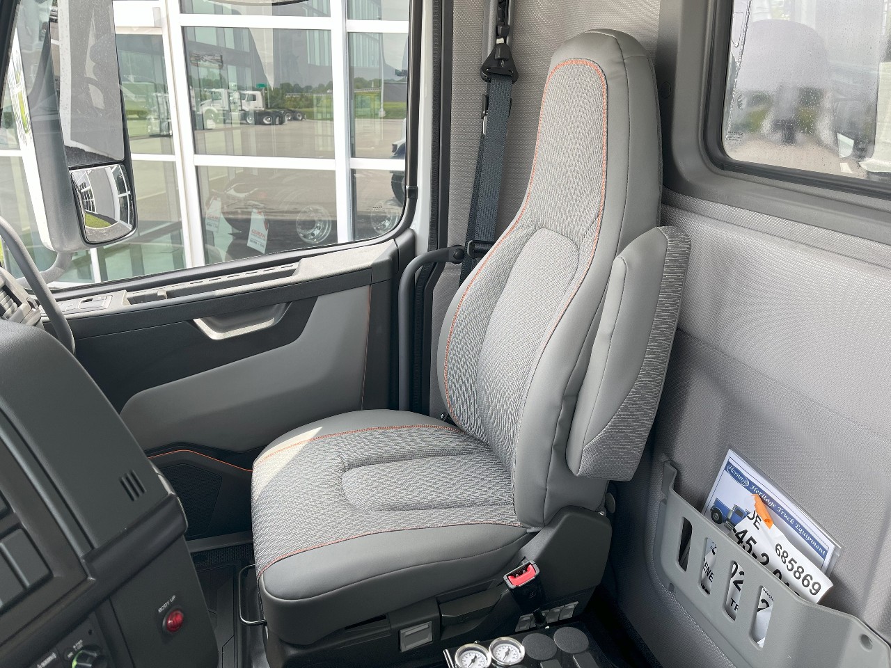 2025 Volvo - image 14