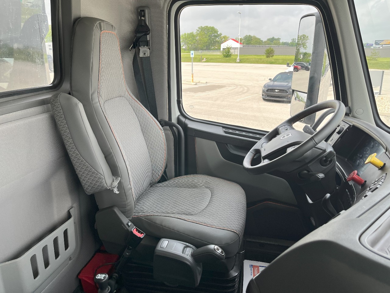 2025 Volvo - image 15