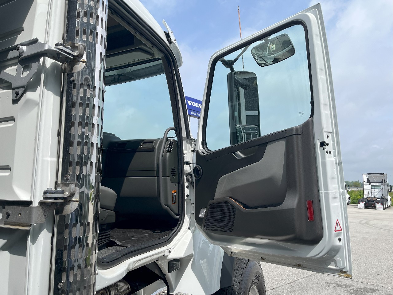 2025 Volvo - image 16