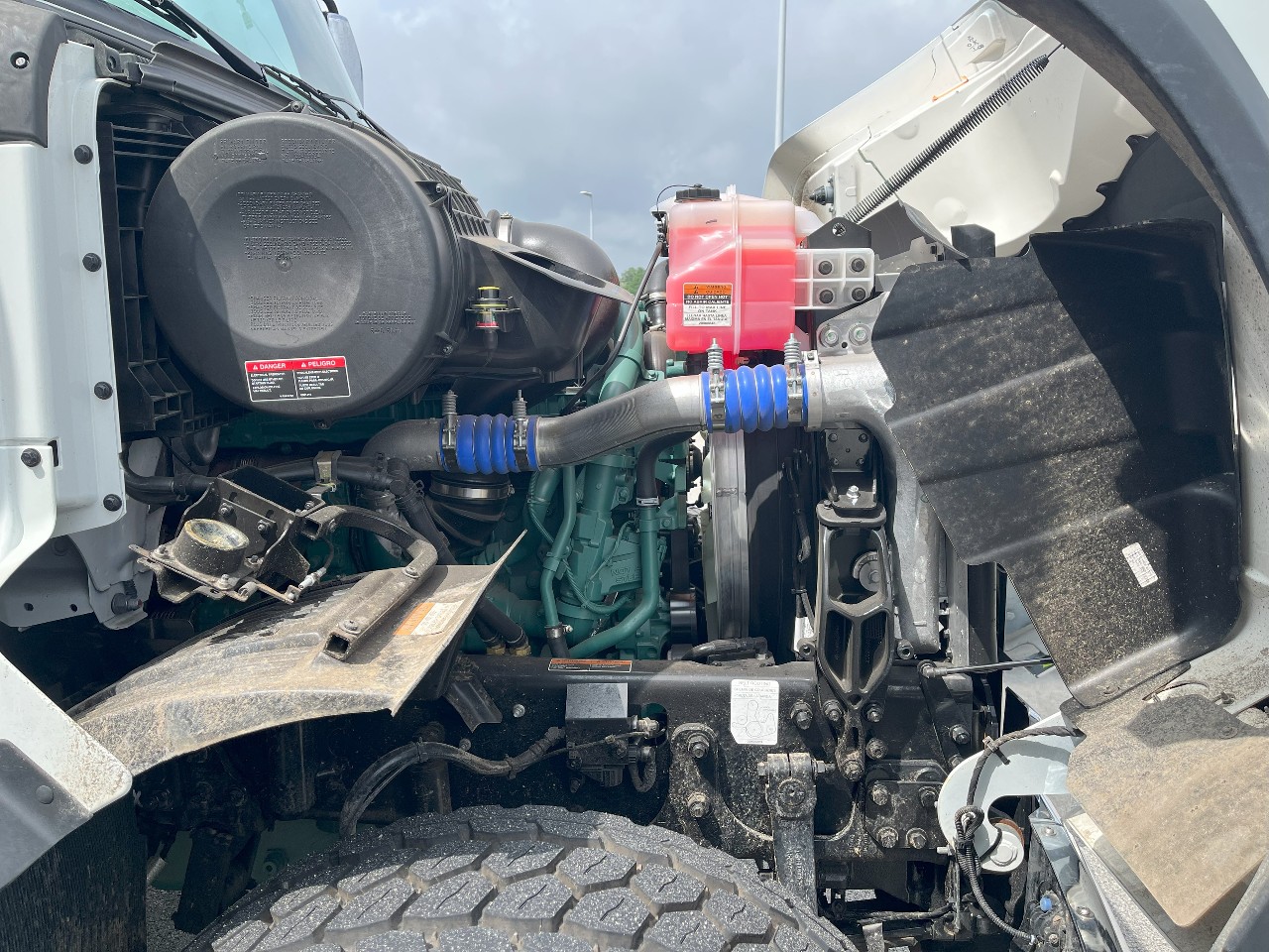 2025 Volvo - image 17