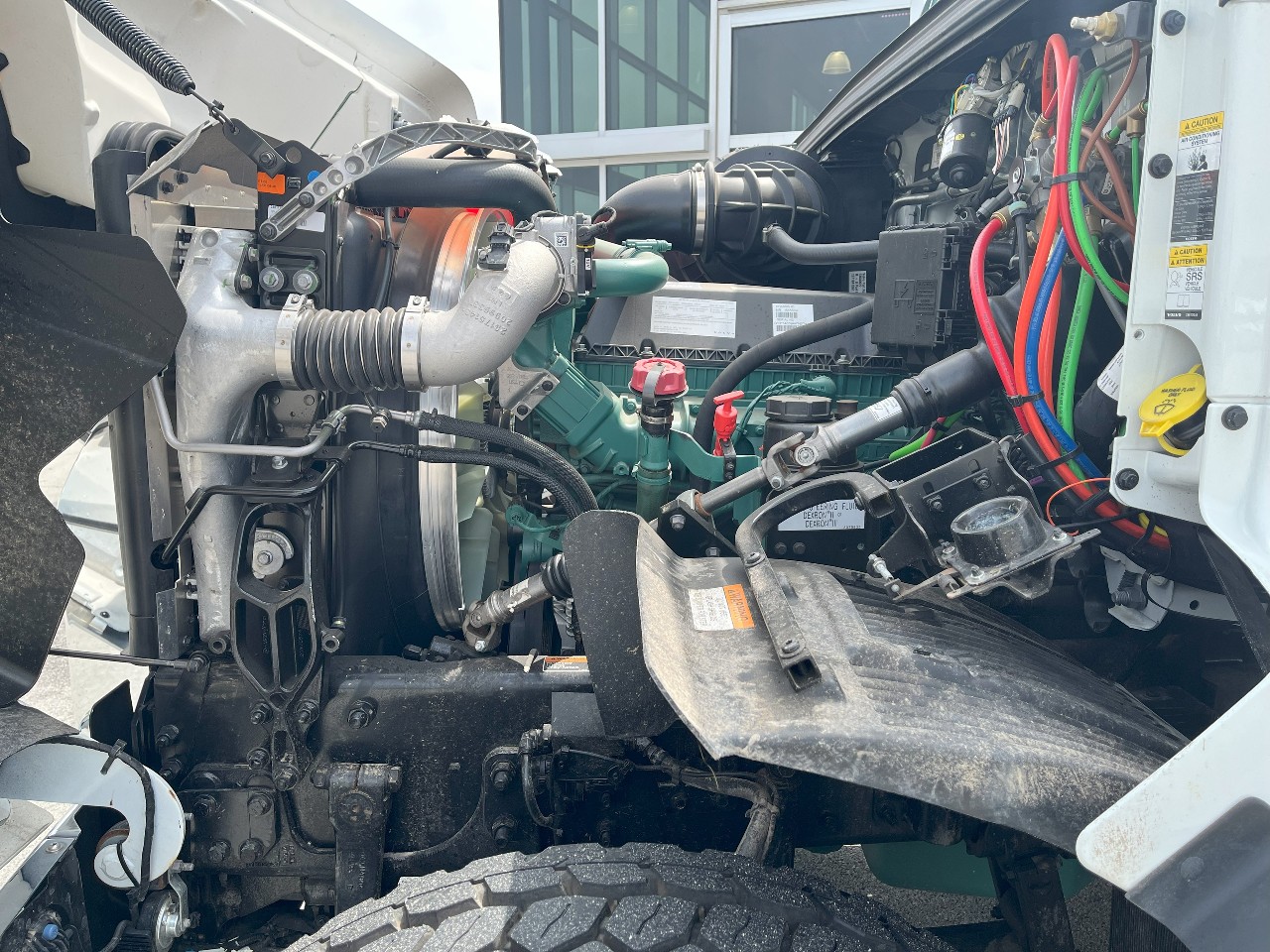 2025 Volvo - image 18