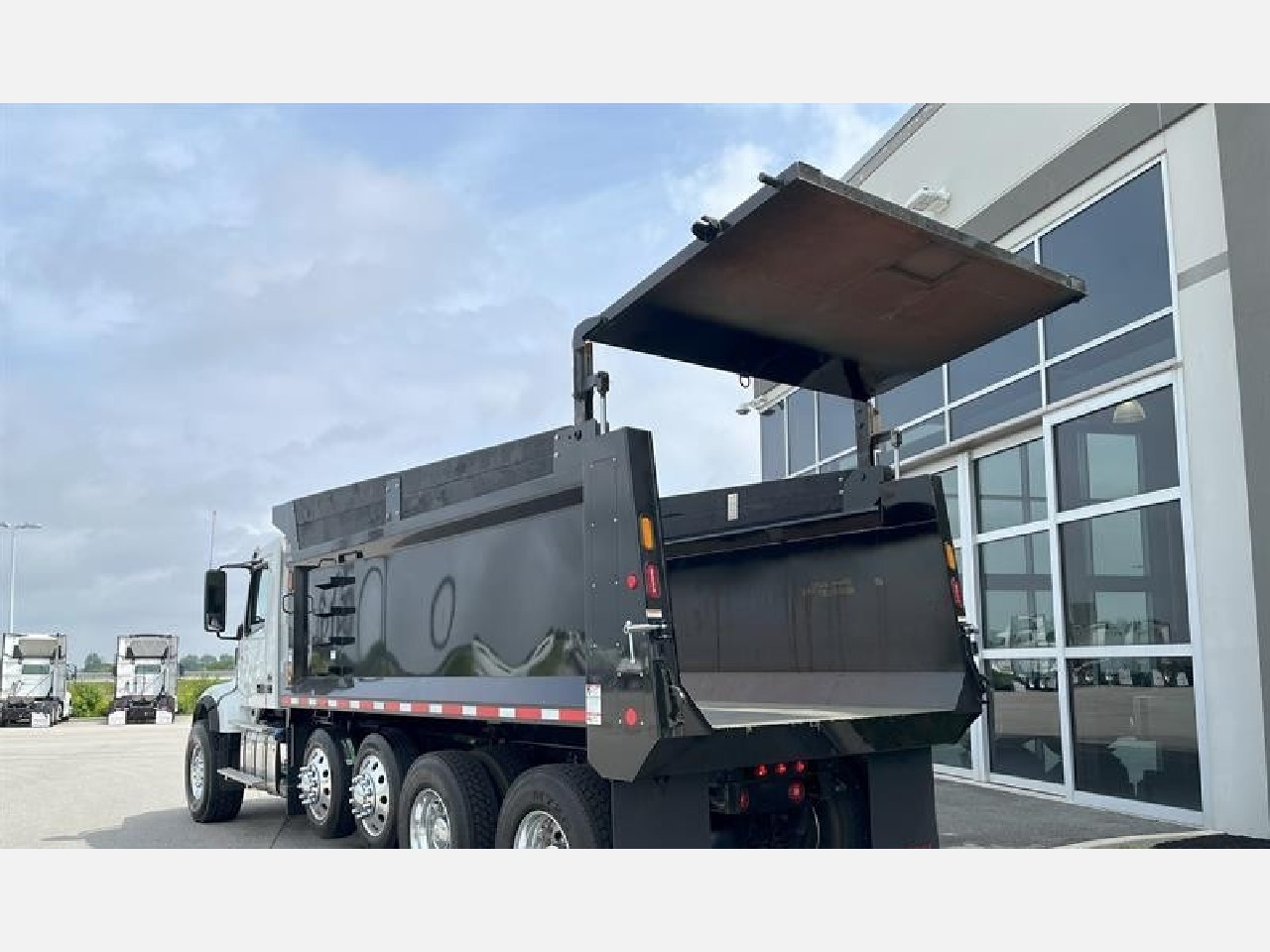 2025 Volvo - image 19