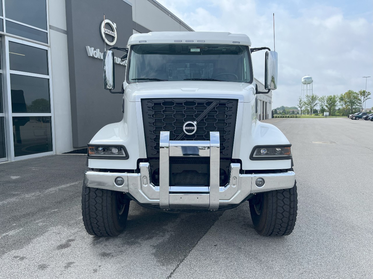 2025 Volvo - image 2