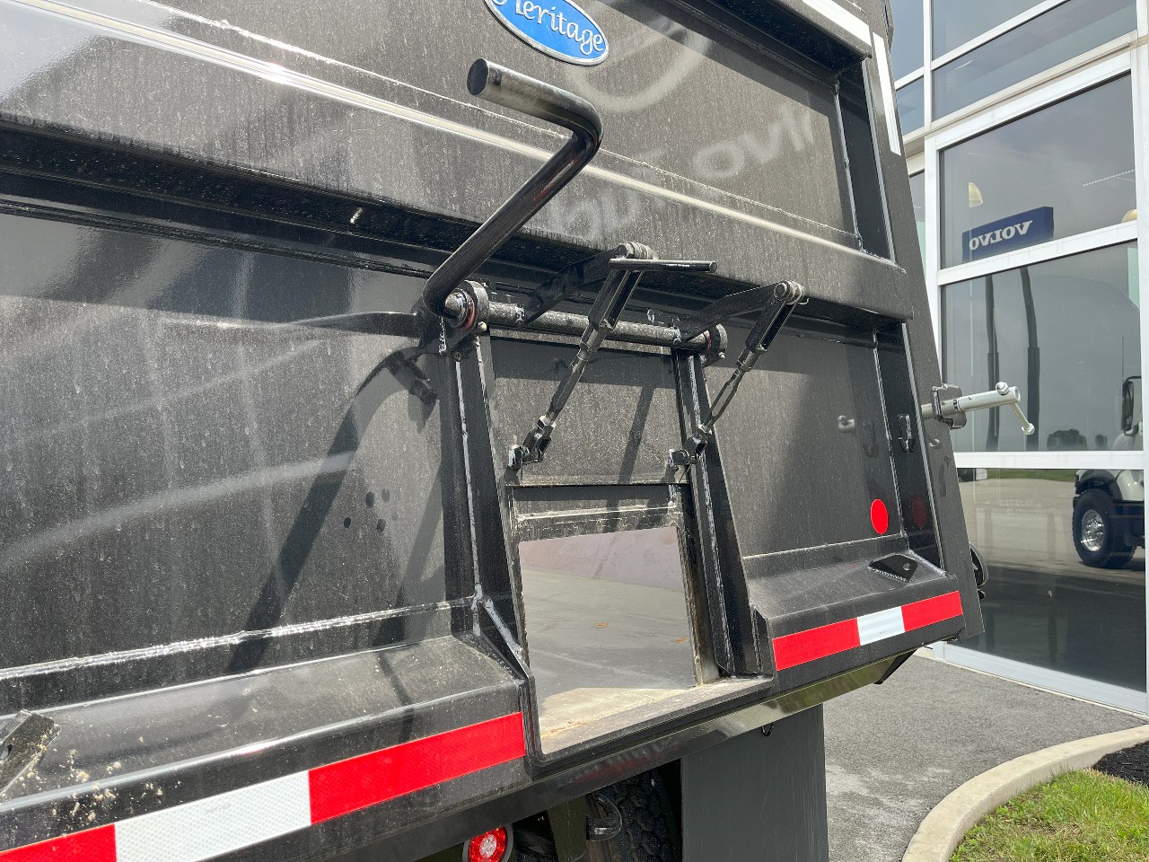 2025 Volvo - image 20