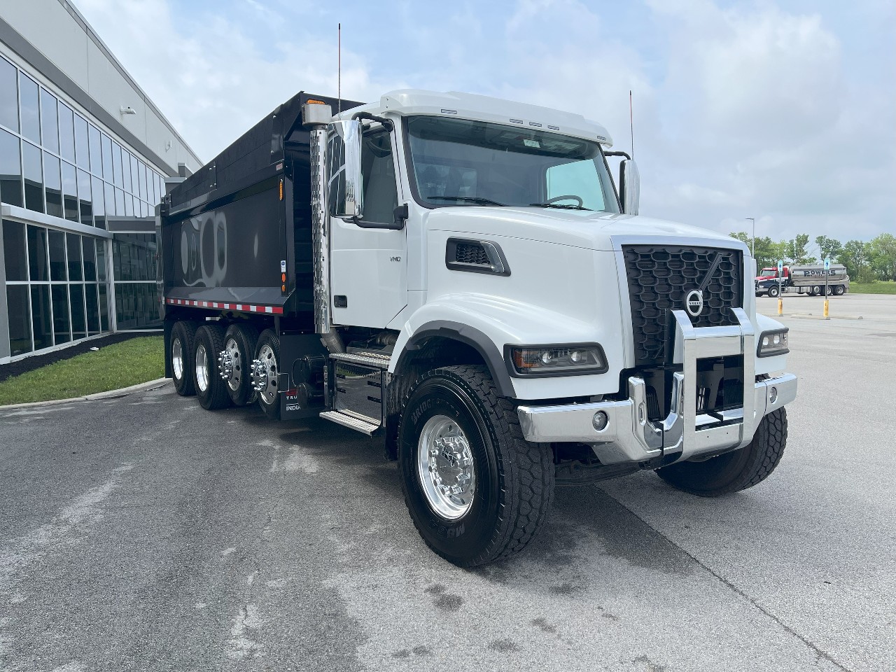 2025 Volvo - image 3