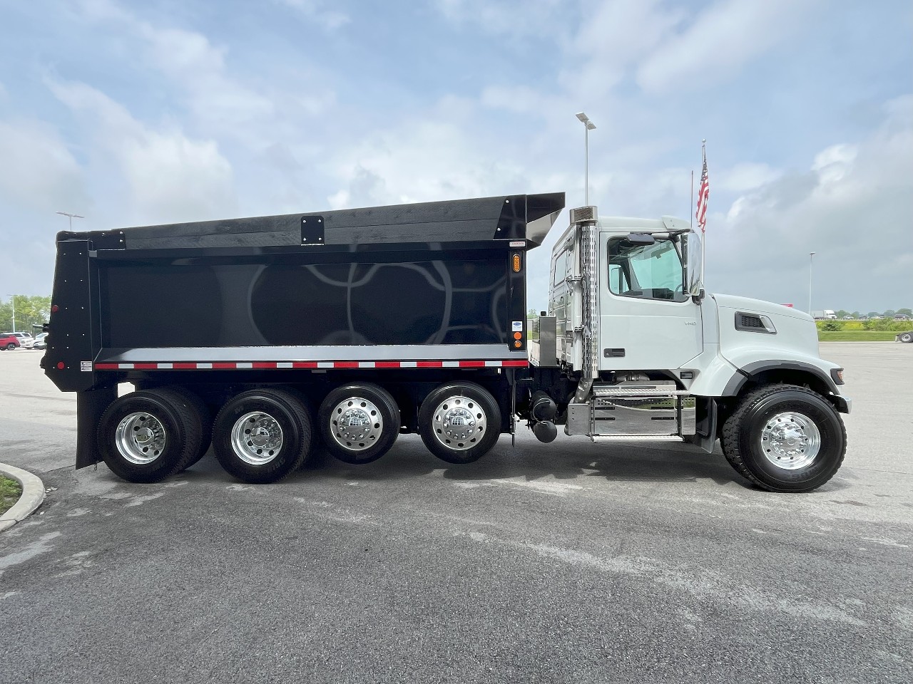 2025 Volvo - image 4