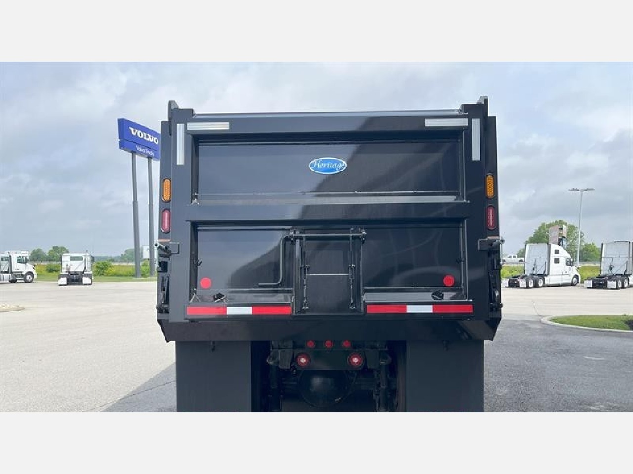 2025 Volvo - image 6