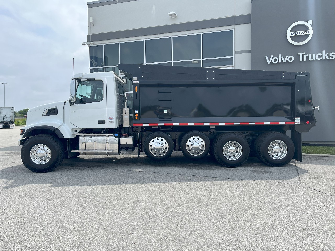 2025 Volvo - image 8