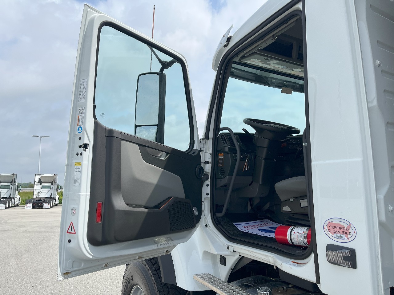 2025 Volvo - image 9