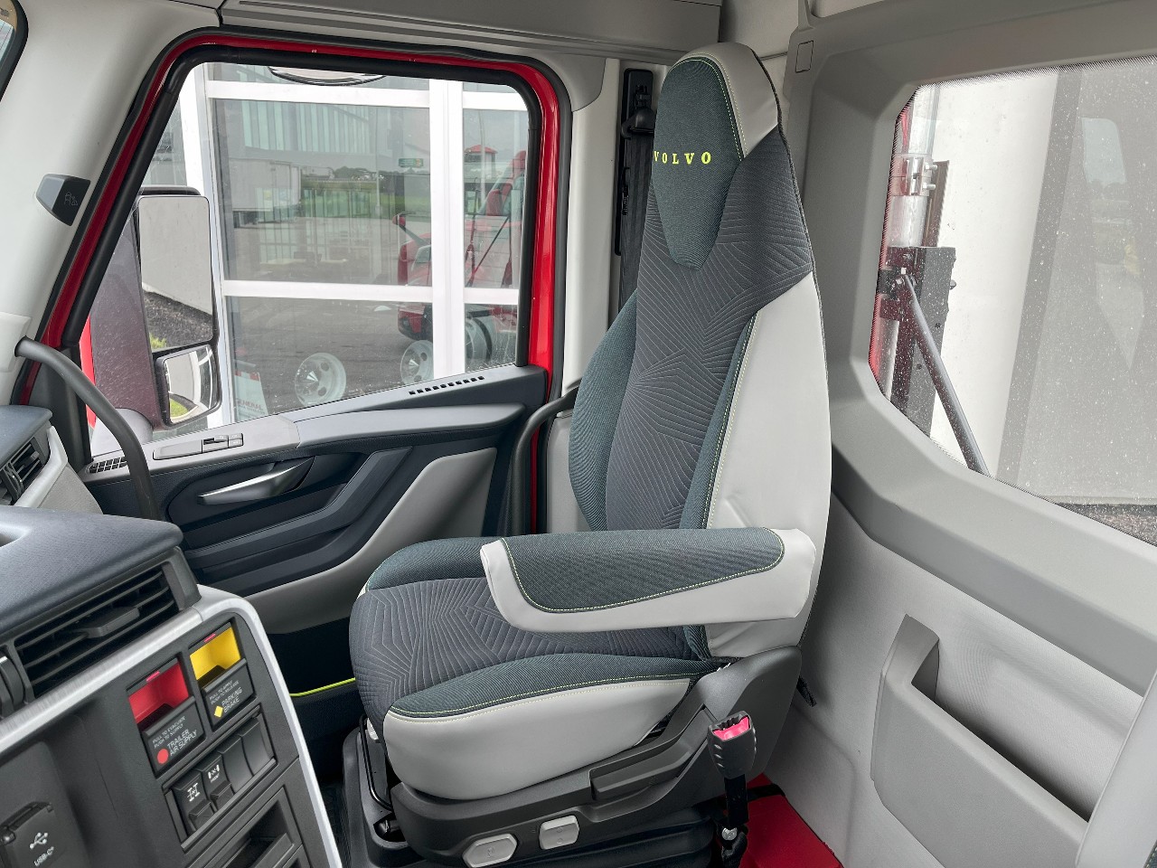 2026 Volvo - image 10