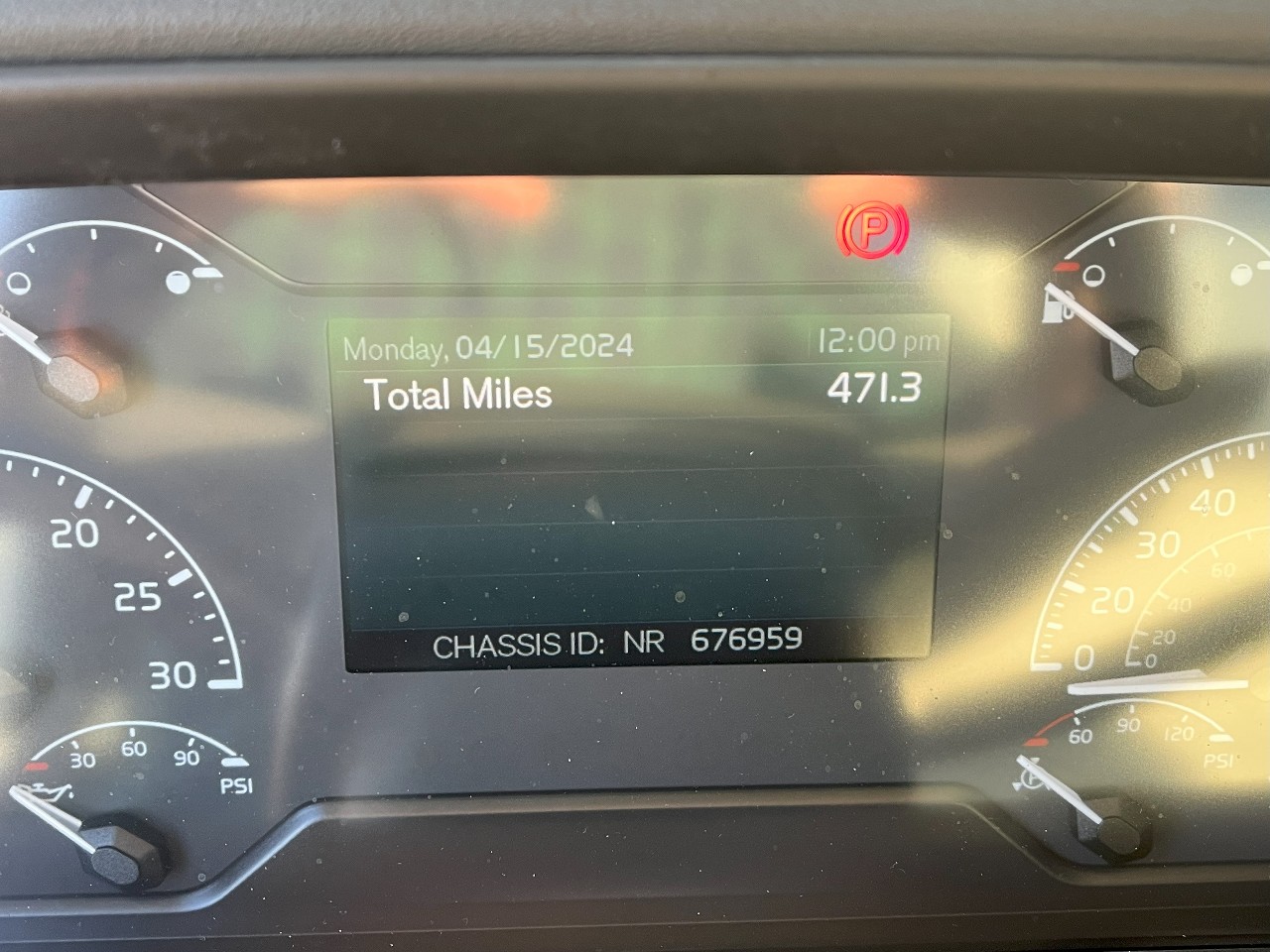 2025 Volvo - image 11