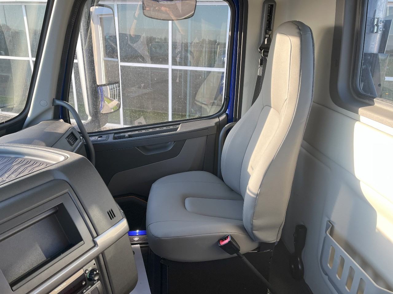 2025 Volvo - image 13